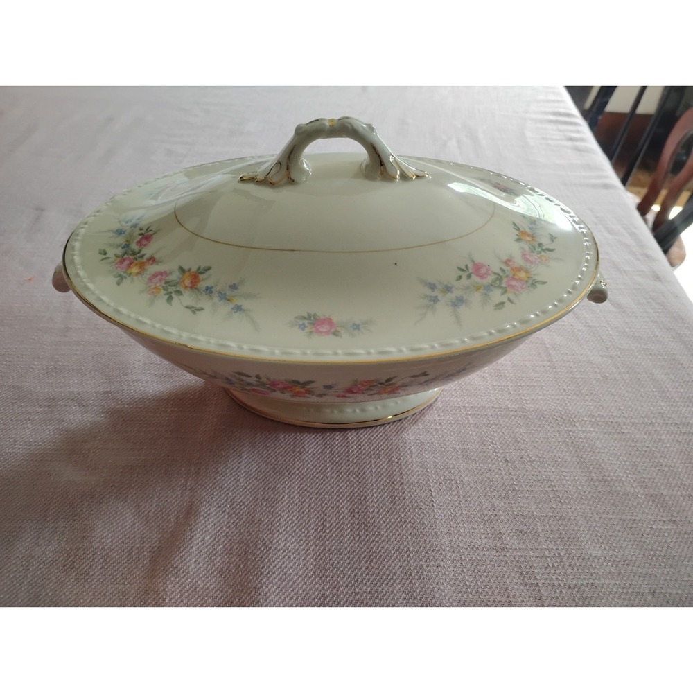 Homer Laughlin Cashmere covered casserole~Eggshell Georgian~1940s~made in USA